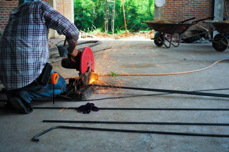 Cutting steel bars2